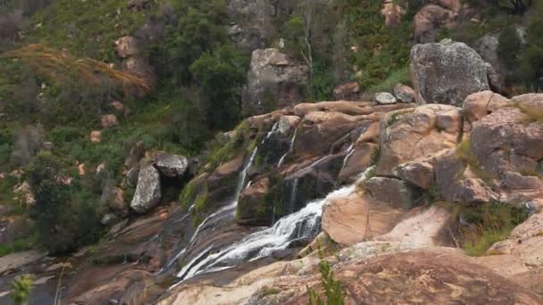 Pequenas Cachoeiras Rio Montanha Vistas Durante Caminhada Até Pic Boby — Vídeo de Stock
