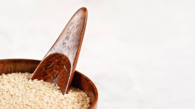 Beyaz susam açı- susam açısı- küçük ahşap kasede tohumlar kepçe yakın çekim detayı, metin sağ tarafı için boşluk