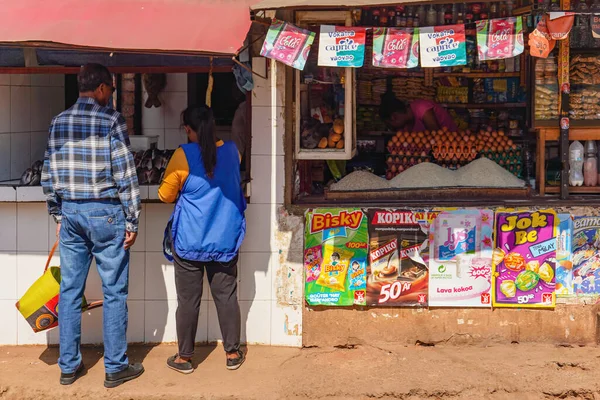 Antananarivo Madagaszkár 2019 Május Két Ismeretlen Madagaszkári Ember Vásárol Utcai — Stock Fotó