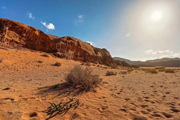 Pequeña Formación Acantilados Rocosos Desierto Wadi Rum Sol Brillante Brilla —  Fotos de Stock