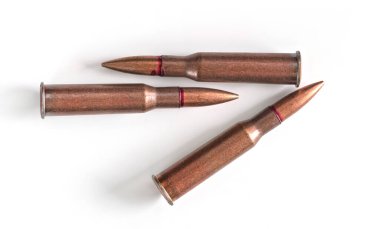 Beyaz arka planda izole edilmiş üç bakır makineli tüfek mermisi