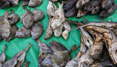 Ranohira, Madagaskar 'daki gıda pazarında sergilenen kuru balıklar, yakın plan detayları.