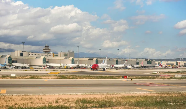 Palma España Septiembre 2019 Varias Aerolíneas Aeronaves Estacionadas Frente Edificio —  Fotos de Stock