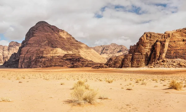 Massifs Rocheux Sur Désert Sable Rouge Peu Herbe Sèche Ciel — Photo