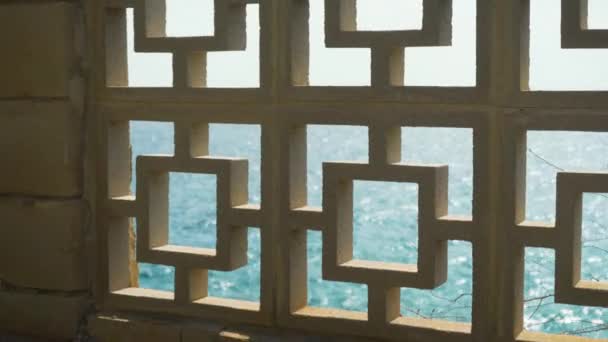 Privind Marea Albastră Calmă Prin Gard Piatră Plajă — Videoclip de stoc