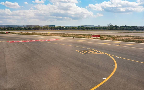 Palma Spanyolország 2019 Szeptember Sárga Irányvonalak Mallorca Repülőtér Területén Napsütés — Stock Fotó