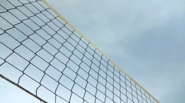 Plaj voleybol ağına, temiz gökyüzüne bakıyorum.