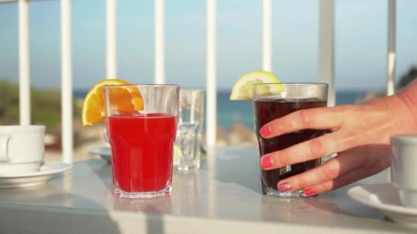 Rotes Getränk Mit Orange Und Cola Gläsern Auf Dem Tisch — Stockvideo