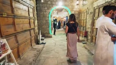 Yanbu, Suudi Arabistan - Mart 06, 2023: Tarihi şehir merkezinde tarihi eser pazarında yürümek