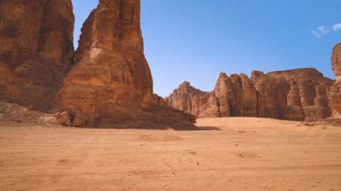 Rocky çöl oluşumları ön planda kum, tipik Al Ula manzarası, Suudi Arabistan