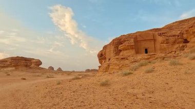 Turuncu kumtaşı duvara oyulmuş eski Nabatean mimarisi Jabal Al Ahmar 'da, Suudi Arabistan' da Hegra 'da, 18 antik mezar burada, Mada' nın tamamı Salih arkeoloji sahasında 111 tane.