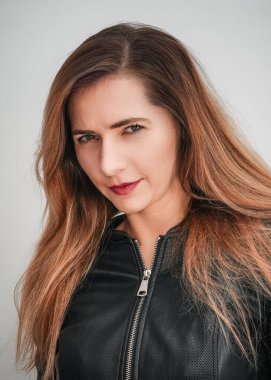 Yüzük ışığı portresini kapat. Siyah sahte deri ceket, yarı kapalı gözler, parlak ışıktan kaçıyor gibi.