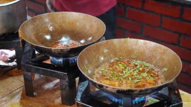 Tipik bir Pakistan restoranında basit bir gaz ocağında yemek pişiriliyor.