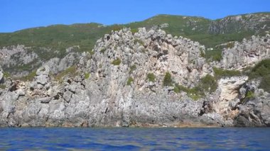 Suyun üzerinde görünen yüksek kayalık kayalıklar. Liapades, Corfu Yunanistan yakınlarında tipik deniz manzarası.