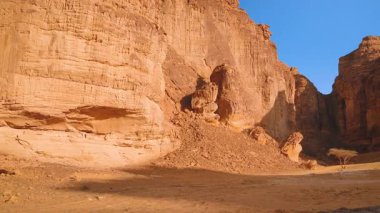 Kayalık çöl oluşumları ön planda kum, yukarıda mavi gökyüzü, Suudi Arabistan, Al Ula 'nın tipik manzarası - kameralar yan yana
