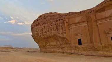 Eski Nabatean mimarisi Jabal Al Ahmar 'da, Hegra Suudi Arabistan' da, 18 antik mezar burada bulunuyor.
