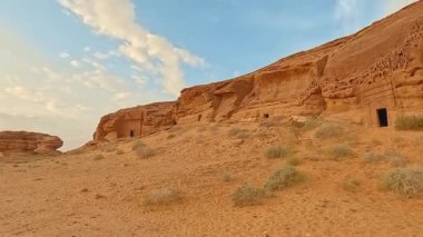Turuncu kumtaşı duvara oyulmuş eski Nabatean mimarisi Jabal Al Ahmar 'da, Suudi Arabistan' da Hegra 'da, 18 antik mezar burada, Mada' nın tamamı Salih arkeoloji sahasında 111 tane.