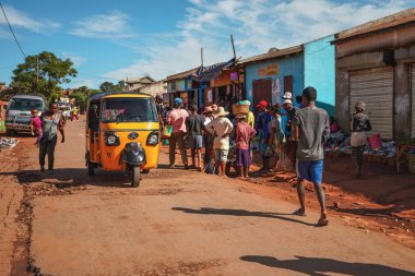 Ambalavao, Madagaskar - 27 Nisan 2019: Güneş, Madagaskar 'ın orta büyüklükteki kasabasında bulunan pazar tezgahlarıyla yola parlıyor.