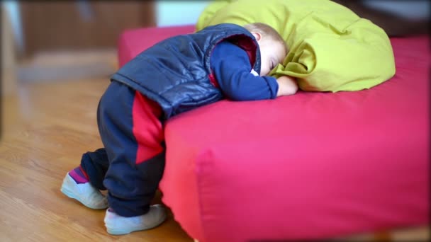 Bambino assonnato, modo divertente di dormire — Video Stock