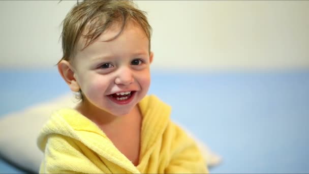 Bébé rire après le bain — Video