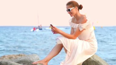 Genç kadına rahatlatıcı sahil