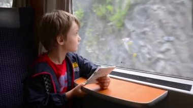 Yalnız bir çocuk tren ile seyahat