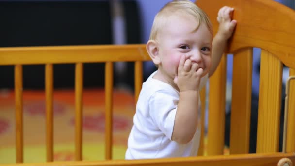 Söt baby skrattar och visar sina första tänder — Stockvideo