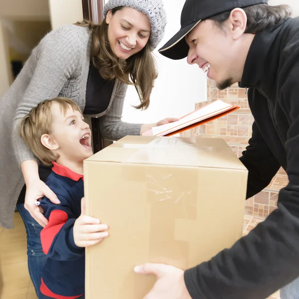 Courier levering van een pakket — Stockfoto