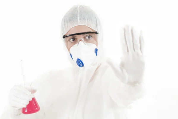 Mujer joven con traje protector sosteniendo algunos artículos de vidrio de laboratorio — Foto de Stock