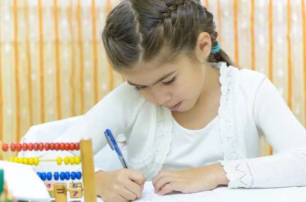 Schoolmeisje aan haar bureau — Stockfoto