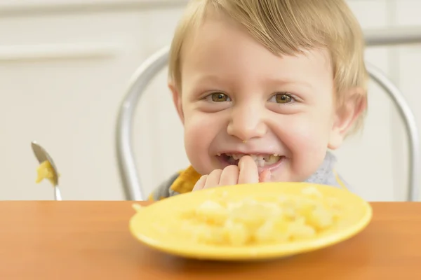 Niño comiendo papas — Foto de Stock