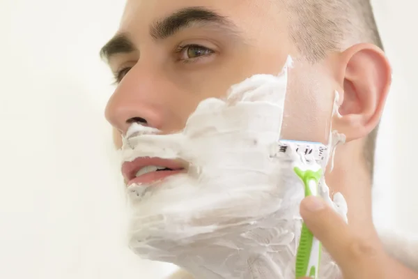 Man Shaving Using Blade — Stock Photo, Image