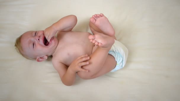 Младенец плачет в детской кроватке — стоковое видео
