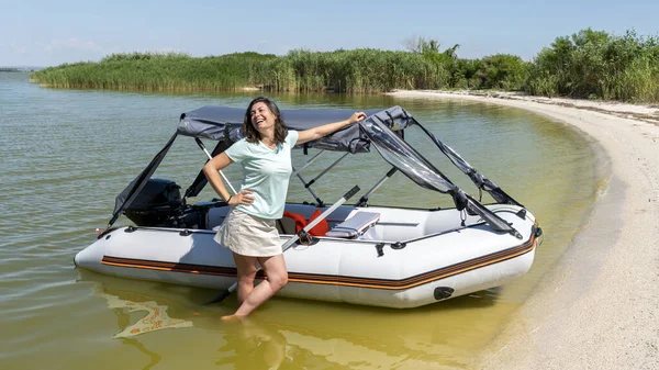 Junge Frau Verlässt Ein Pneumatisches Motorboot Und Entspannt Sich Auf — Stockfoto