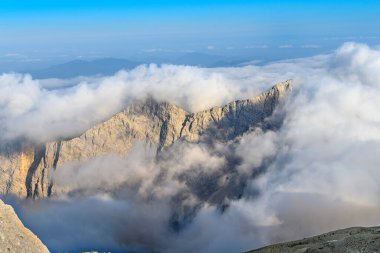 Güneşli bir yaz gününde güzel dağlar manzarası, Triglav, Slovenya