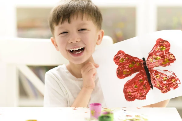 Orgulloso Niño Mostrando Arte Pintura Buterfly Jardín Infantes — Foto de Stock