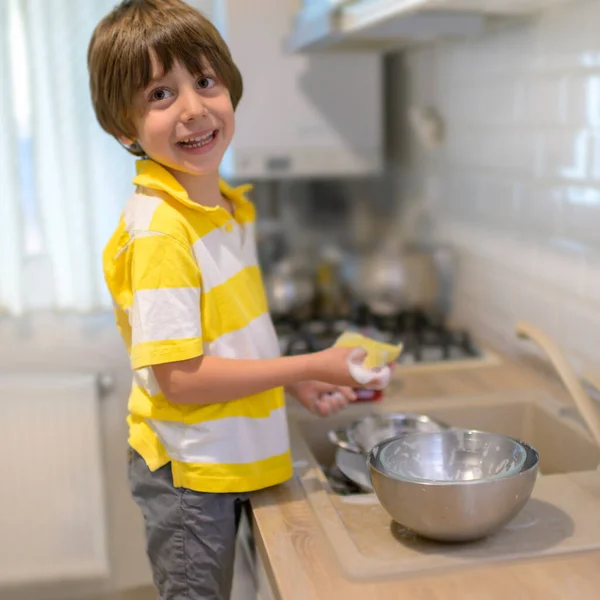 Lindo Niño Ayudando Sus Padres Lavando Platos —  Fotos de Stock