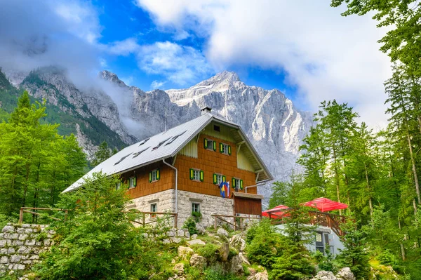 Chalé Montanha Montanhas Triglav Eslovênia Dia Verão Fotografias De Stock Royalty-Free