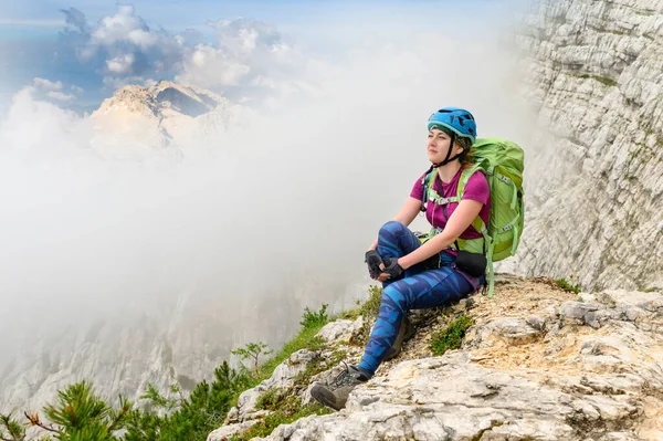 Mountaineer Kvinde Nyder Fantastisk Udsigt Fra Højden Triglav Slovenien Sommerdag Stock-billede