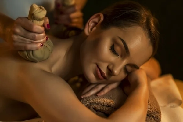 Young Beautiful Woman Getting Herbal Bag Massage Therapy Room — Stock Photo, Image