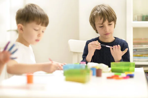 Nette Kinder Basteln Malen Kindergarten lizenzfreie Stockbilder