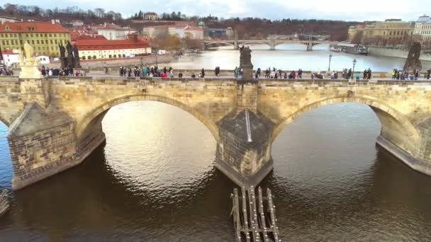 Prag Daki Charles Yaya Köprüsünün Havadan Görünüşü — Stok video