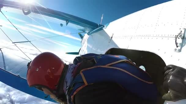 Paracaidista Saltando Tándem Desde Avión Deportivo — Vídeos de Stock