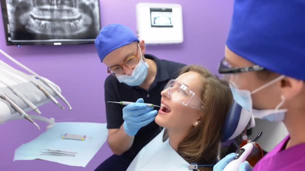 Jovem Mulher Bonita Recebendo Tratamento Dentário Usando Lâmpada Ultravioleta — Vídeo de Stock