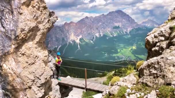 Piękna Młoda Alpinistka Spacerująca Przez Ferratę Moście Lotniczym Górach Dolomitów — Wideo stockowe