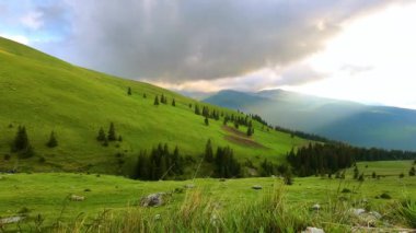 Dağlar yaz günü bulutlarla, zaman akıp gidiyor.