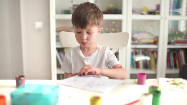 Orgulloso Niño Pintando Mostrando Arte Pintura Mariposa Jardín Infantes — Vídeos de Stock