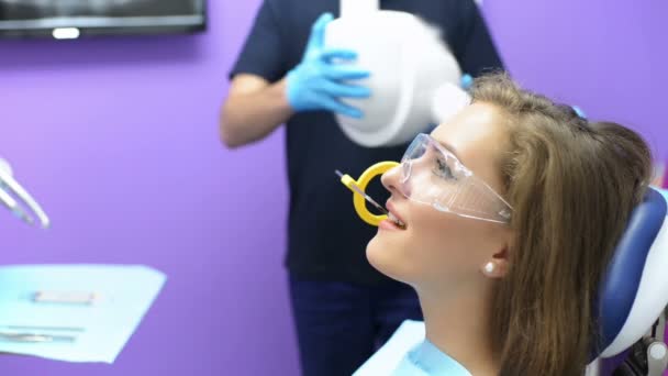 Hermosa Mujer Recibiendo Rayos Dentales Clínica — Vídeo de stock