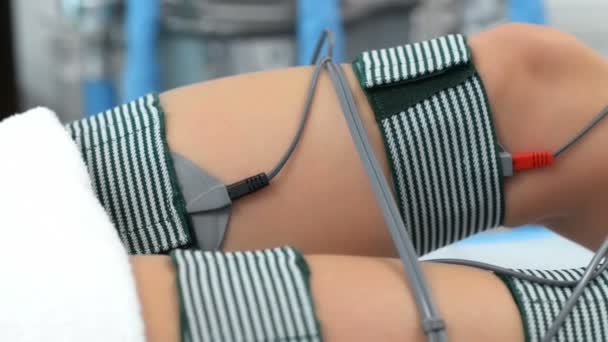 Mulher Bonita Recebendo Terapia Eletroestimulação Salão Beleza — Vídeo de Stock