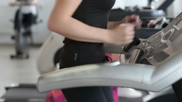 체육관에서 달리는 사람들 — 비디오